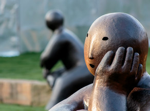 Nachdenkliche Steinfiguren Massive Steinfiguren in nachdenklicher Pose.